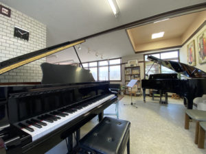 福井県敦賀市清水町の音楽教室スペース♭ピアノ教室は2台のグランドピアノ